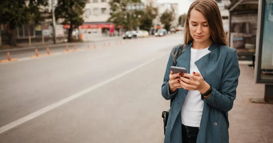 Personas en una reunión de trabajo, una de ellas consultando su reloj