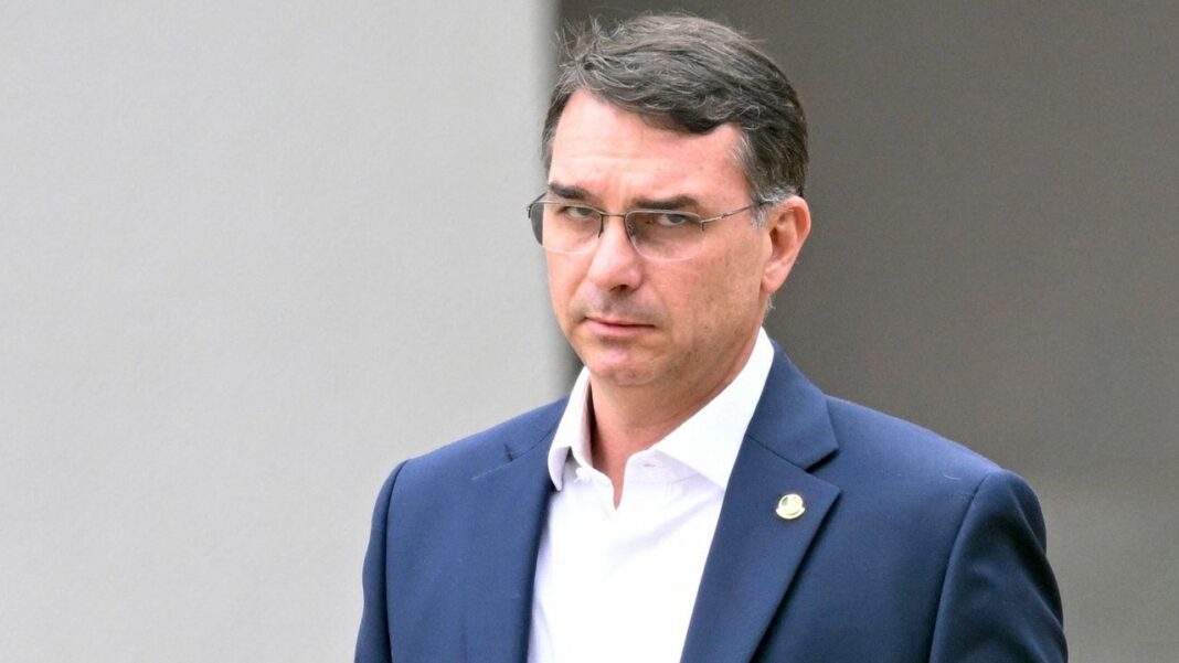 Flávio Bolsonaro durante declaraciones en Goiânia