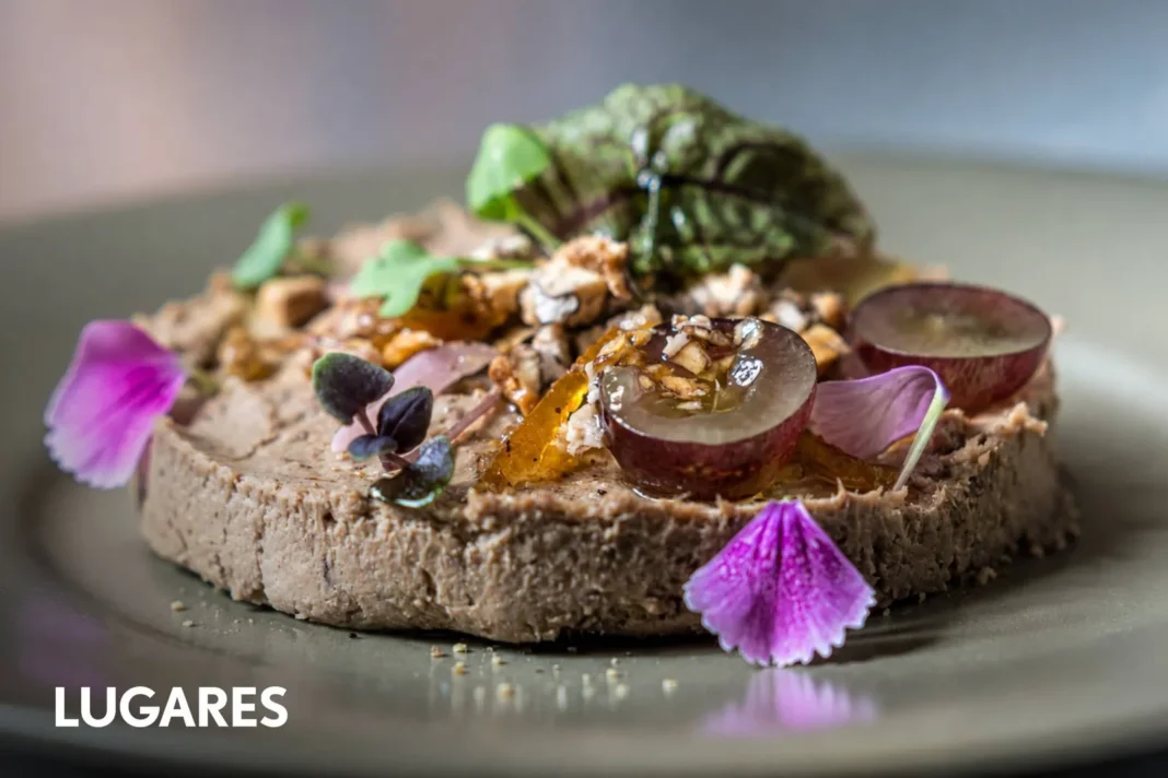 Plato de foie gras servido en un restaurante