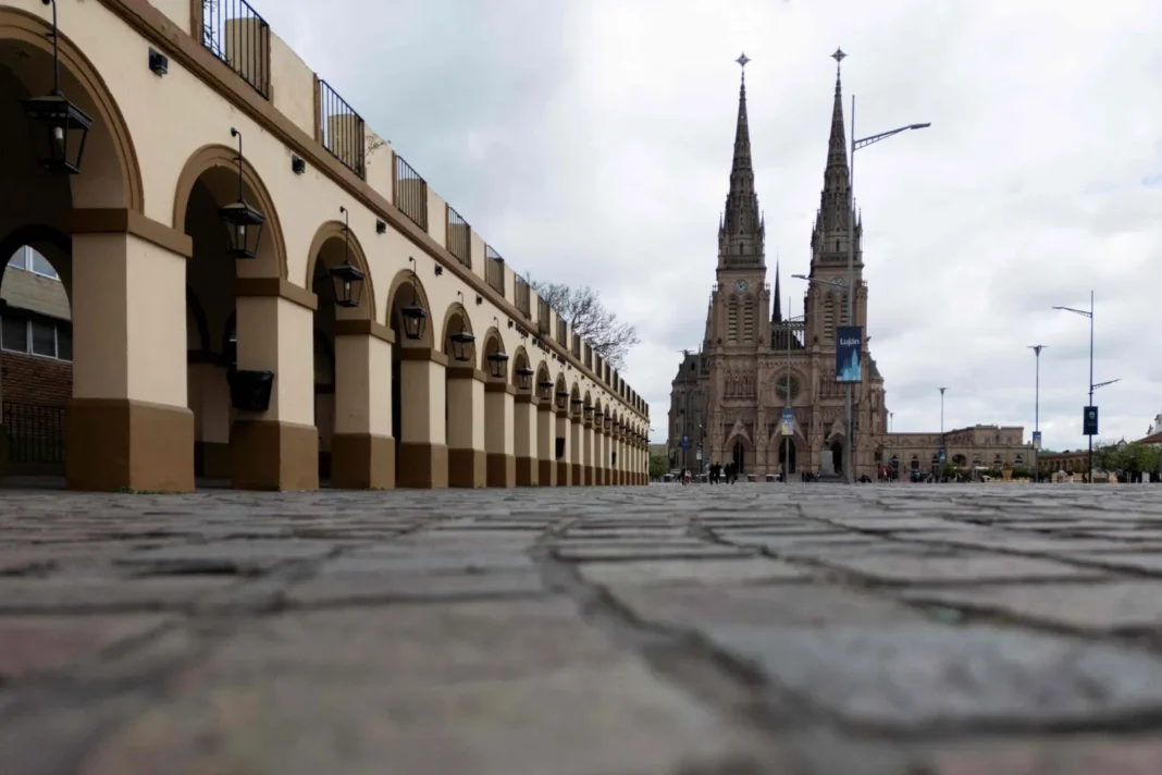 Autoridades políticas y religiosas durante el Primer Foro Iberoamericano de Ciudades Marianas