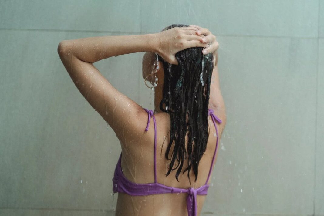 Persona lavándose el cabello