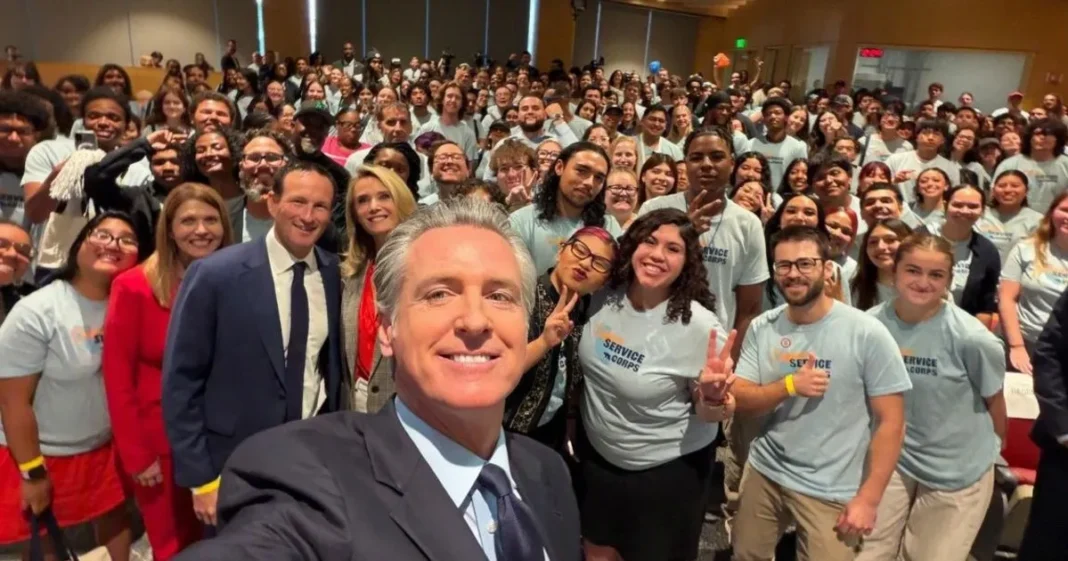 Gobernador de California, Gavin Newsom, durante el anuncio de la Red de Exalumnos del Service Corps