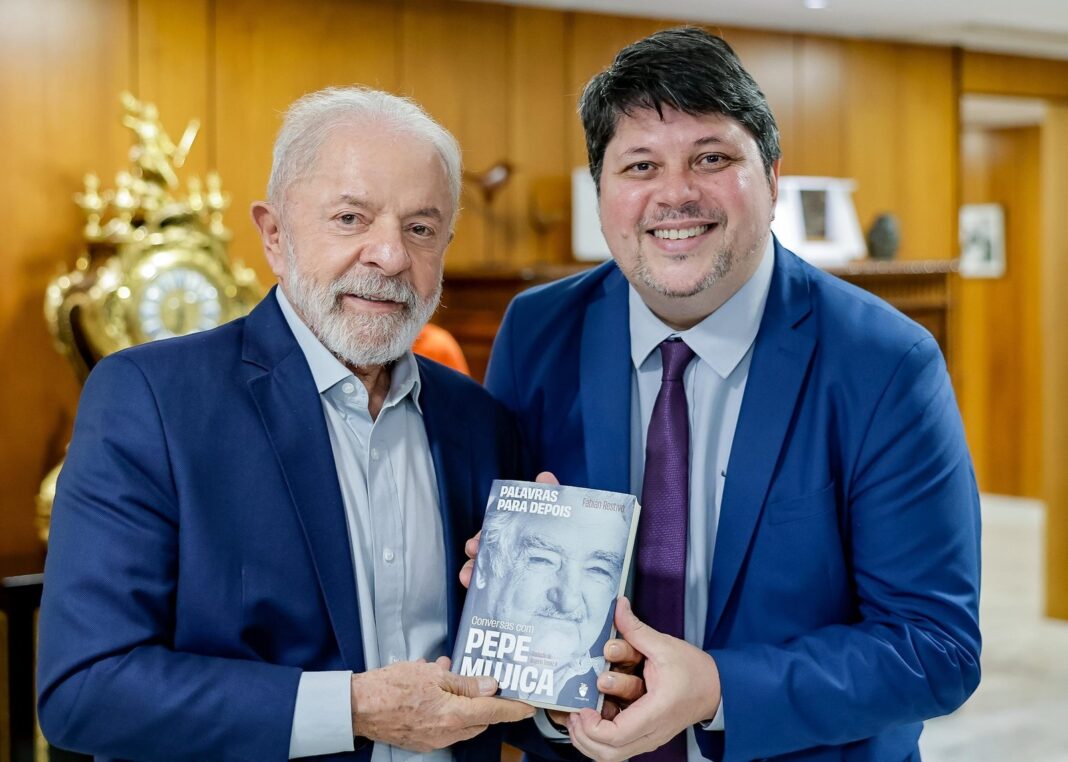 Rogerio Tomaz Jr. junto a Lula da Silva en una imagen publicada en redes sociales