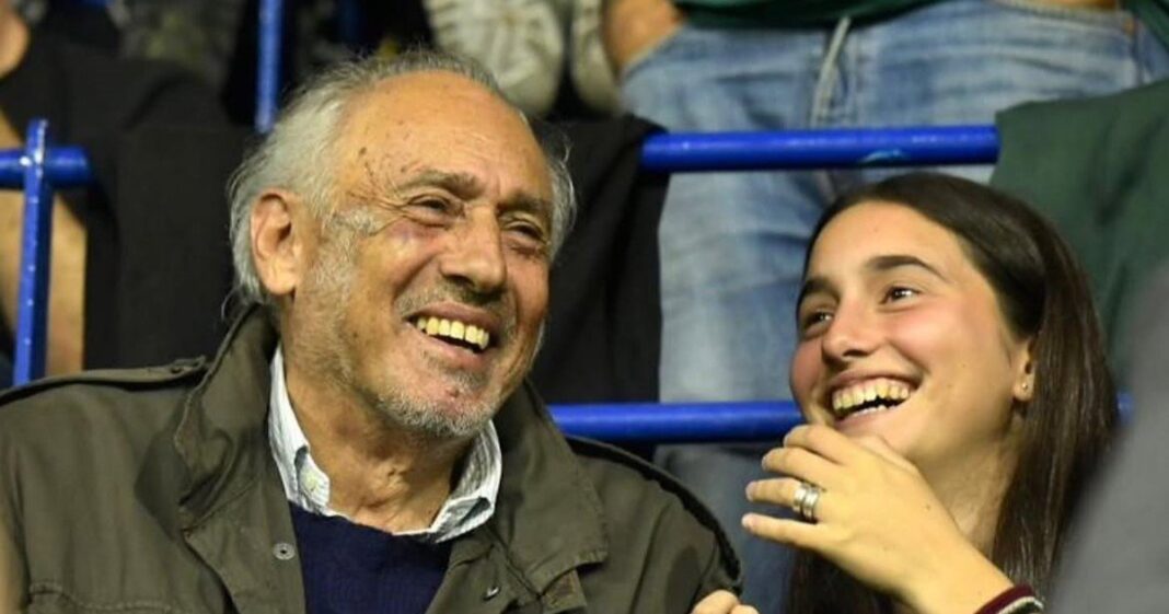 Gustavo Yankelevich junto a sus nietos Valentín y Azul