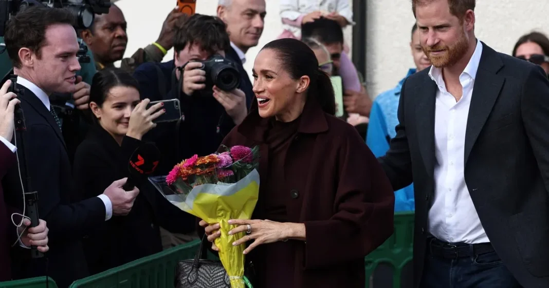 Harry y Meghan saludando a seguidores en Nottingham