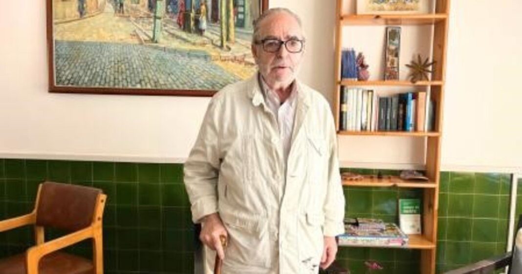Joan Teixidó en su habitación del edificio social Llars Horitzó en Badalona