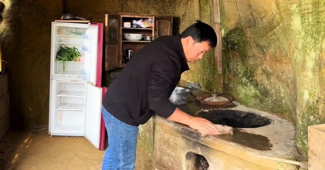 Interior de una vivienda excavada en roca en una montaña de Sichuan, China