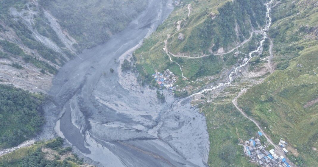 Vista de una zona montañosa de Nepal afectada por inundaciones