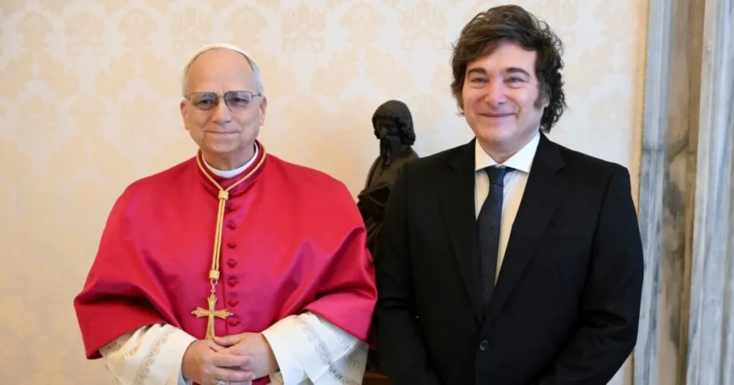 El presidente Javier Milei y el papa León XIV durante un encuentro protocolar