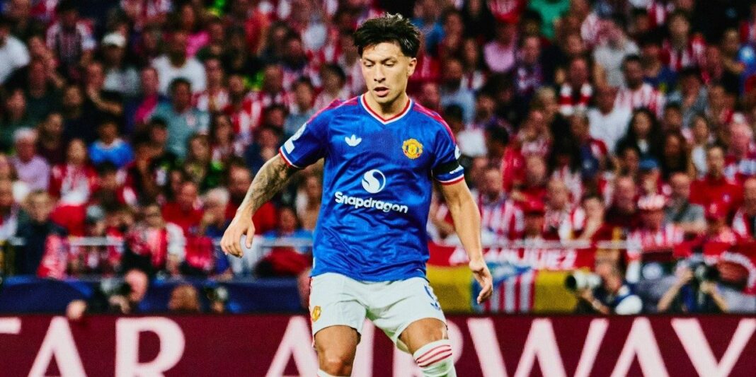 Lisandro Martínez durante un partido del Manchester United