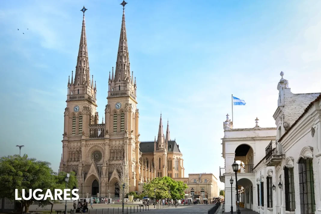 Plaza frente a la Basílica de Luján con el escenario montado para la misa papal