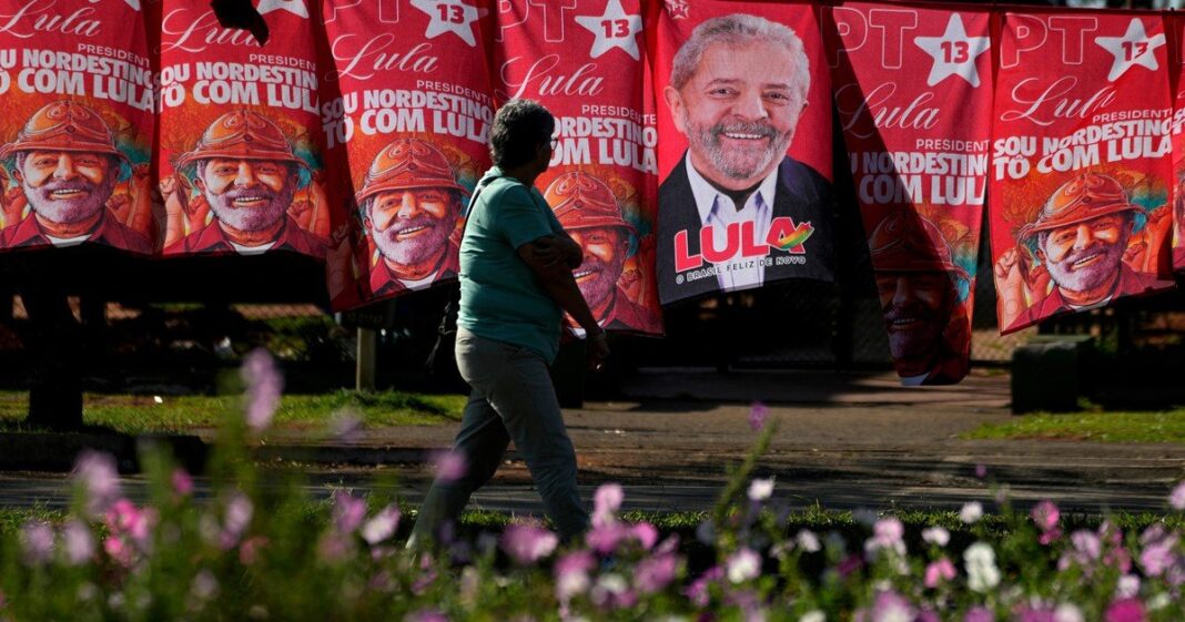 Luiz Inácio Lula da Silva durante una reunión con aliados políticos