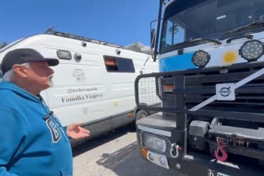 Mario, de 71 años, junto a su motorhome construido sobre un camión de bomberos Volvo 1989