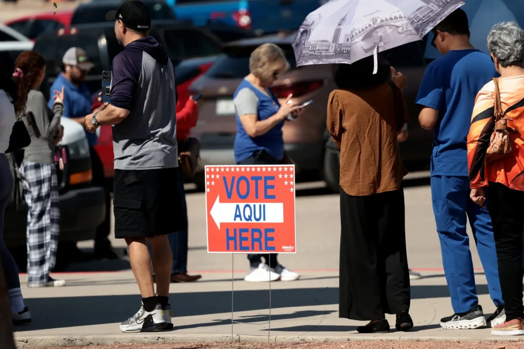 Votantes haciendo fila para emitir su voto anticipado en Estados Unidos