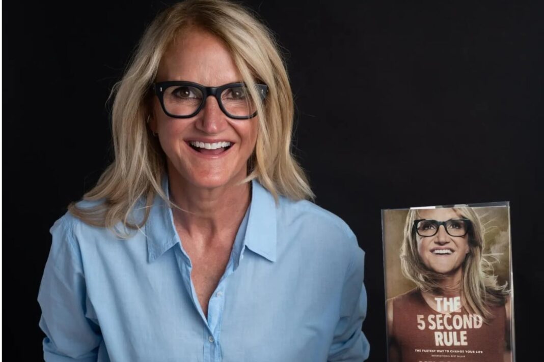 Mel Robbins, experta en desarrollo personal, durante una intervención en su podcast