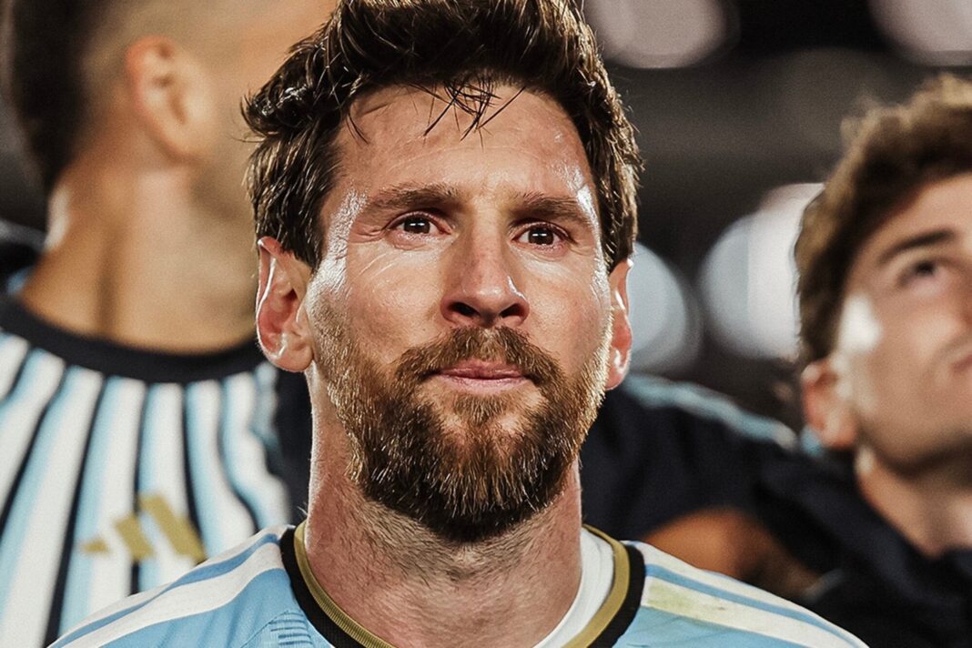Lionel Messi saluda al público en el estadio Monumental durante su despedida de la selección argentina