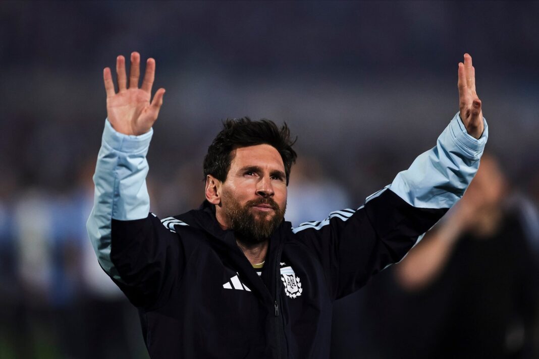 Lionel Messi saludando a la hinchada en su último partido con la Selección Argentina