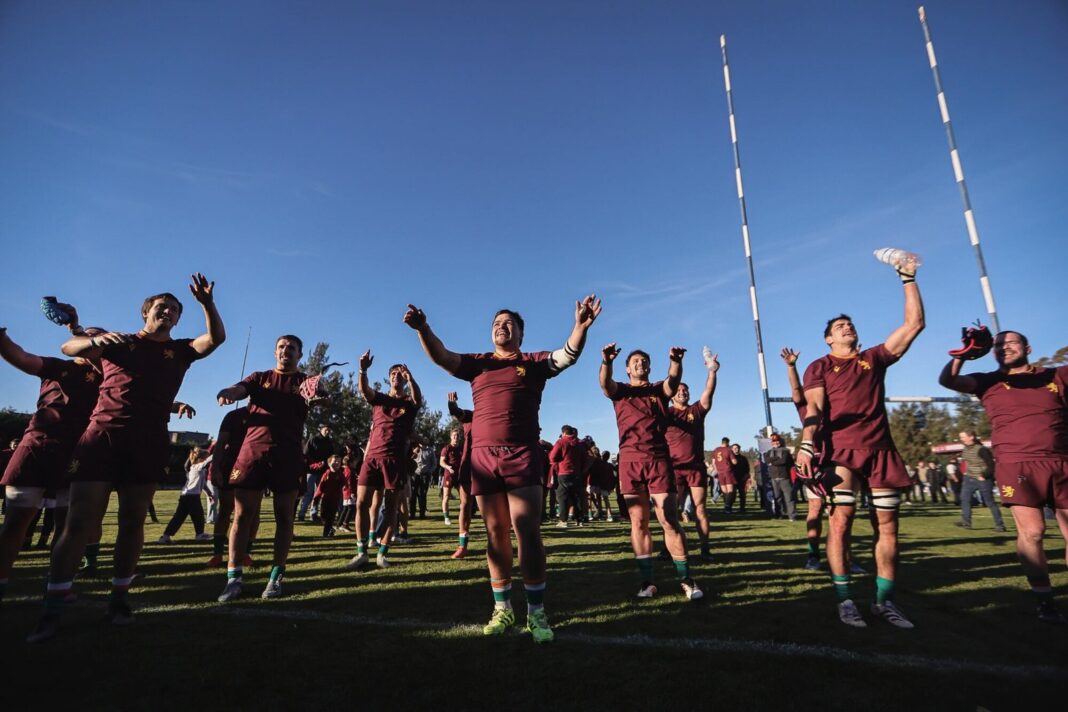Jugadores de Newman y CASI durante un partido de rugby del Top 14 de URBA en San Isidro