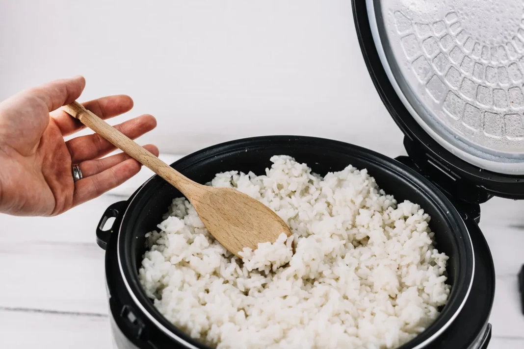 Plato de arroz blanco servido en un bowl