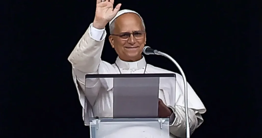 El Papa León XIV saluda a los fieles durante su visita a Argentina
