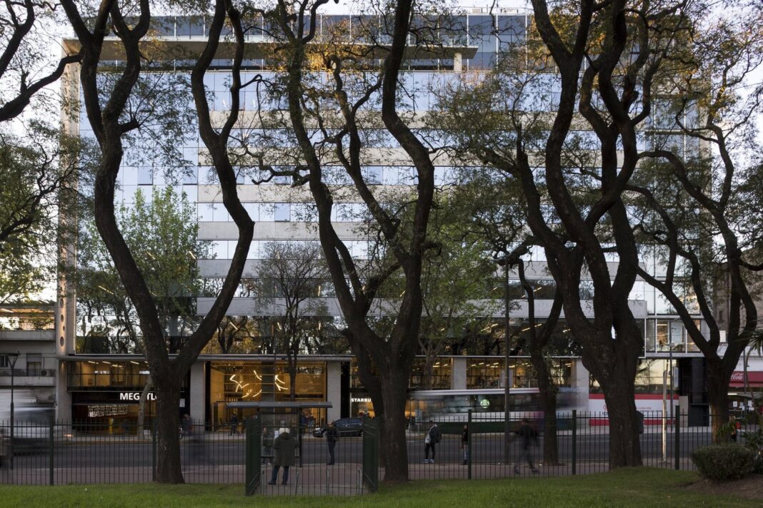 Vista de edificios y calles del barrio de Parque Patricios en la Ciudad de Buenos Aires