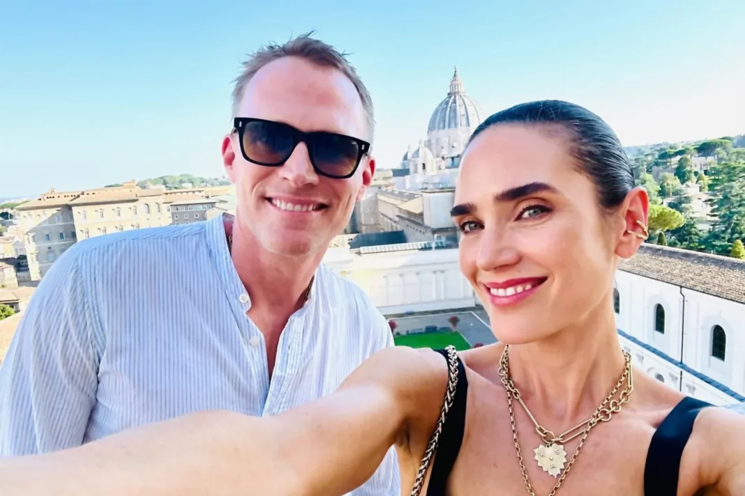Paul Bettany y Jennifer Connelly en una alfombra roja