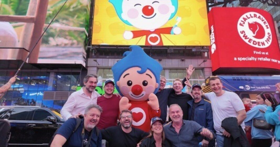 Payaso Plim Plim en un escenario durante un show en vivo