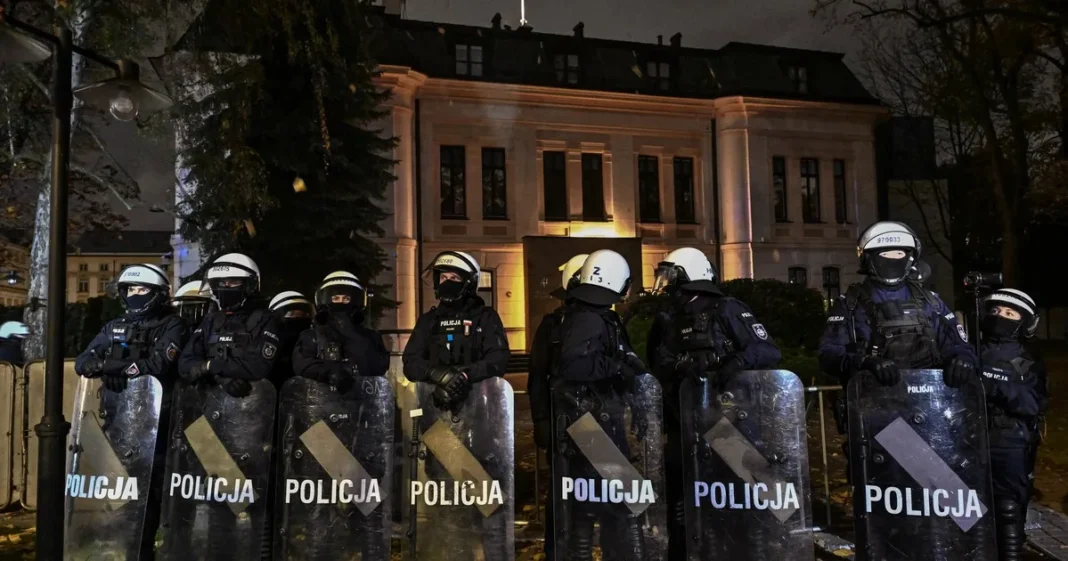 Agentes de la Policía polaca frente al edificio del Tribunal Constitucional de Varsovia durante el operativo