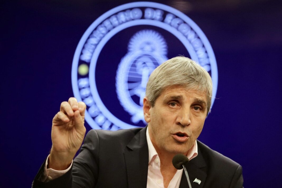 Luis Caputo, ministro de Economía, durante una conferencia de prensa