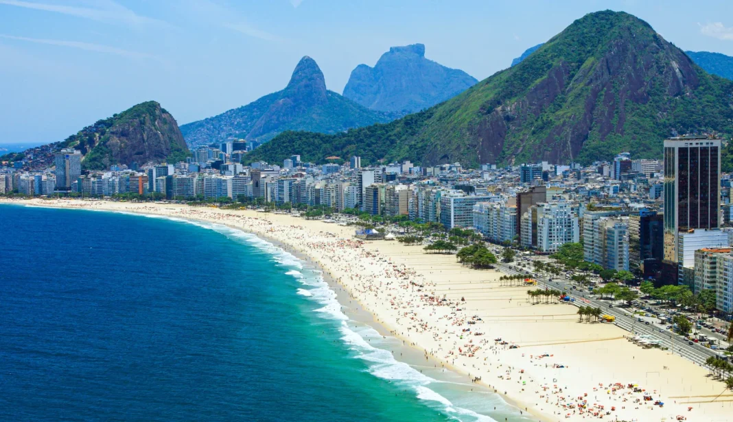 Playa de Brasil con turistas, ilustrando el atractivo del destino para el verano