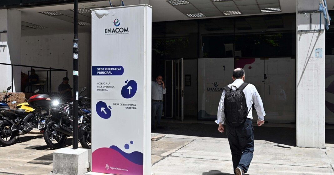 Fachada del edificio del Enacom en Buenos Aires