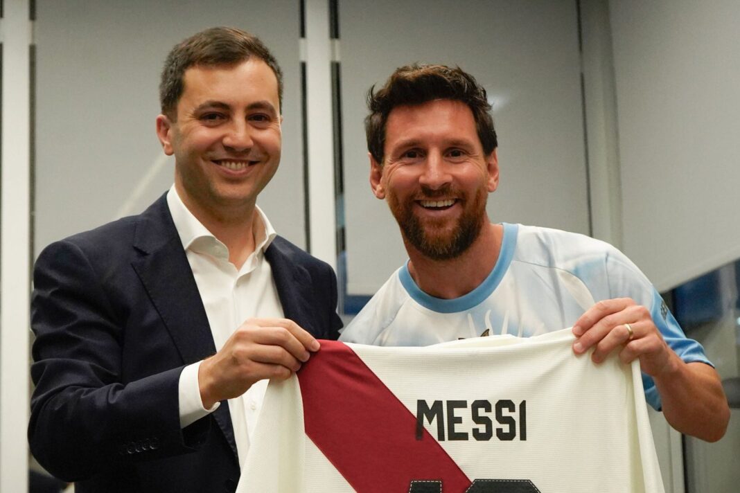 Stefano Di Carlo entrega el carnet de socio honorario a Lionel Messi en el vestuario del Estadio Monumental