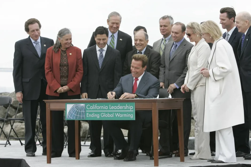 Arnold Schwarzenegger y Gavin Newsom en un acto conmemorativo por los 20 años de la ley ambiental AB 32 en California.