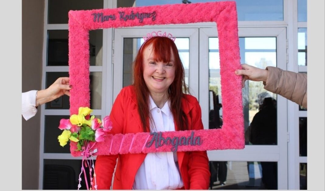 María Rodríguez, de 59 años, con su título de abogada de la Universidad Nacional del Sur