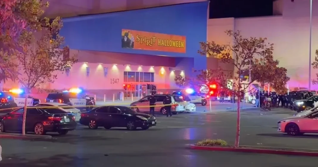 Tienda de Spirit Halloween en un centro comercial de Fairfield, California, donde ocurrió el tiroteo