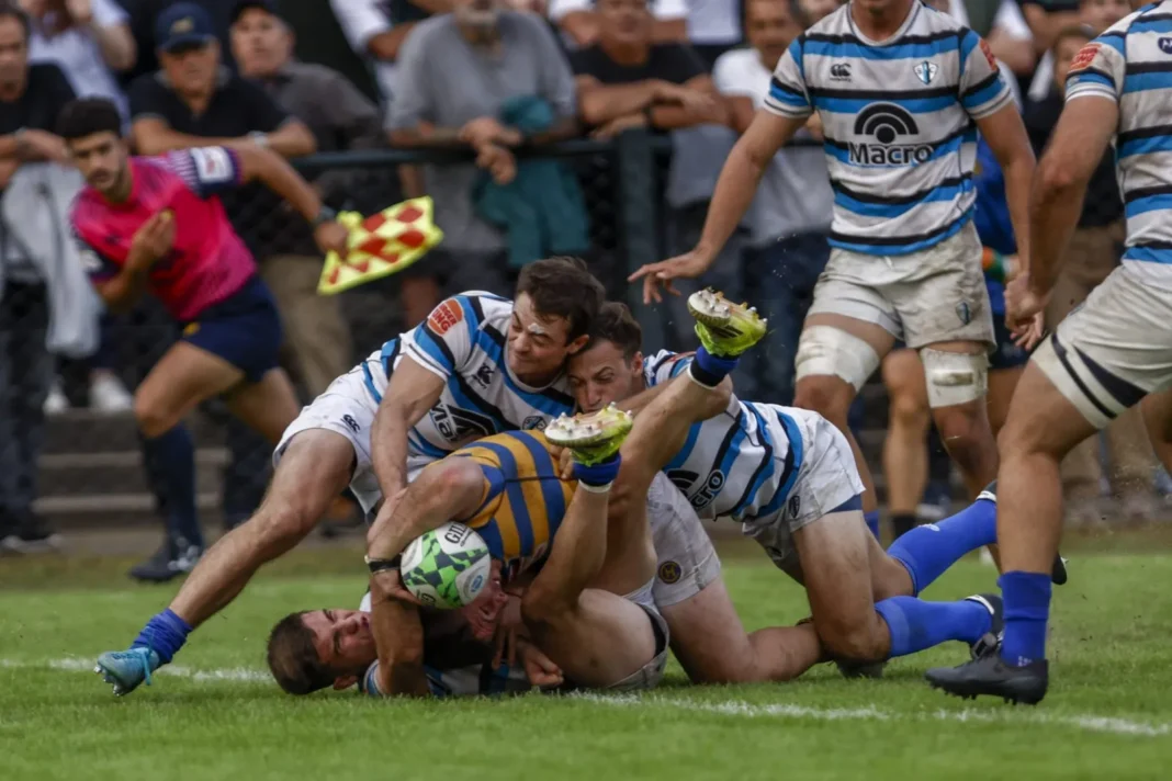 Jugadores de rugby de Hindú y SIC en acción durante un partido del Top 14 de URBA