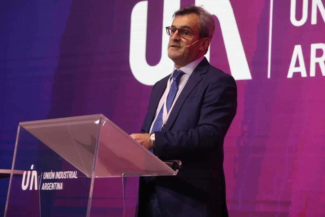 Reunión entre la UIA y autoridades de Aduanas