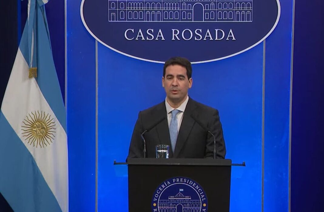 Adrián Ravier, vocero presidencial, durante una conferencia de prensa