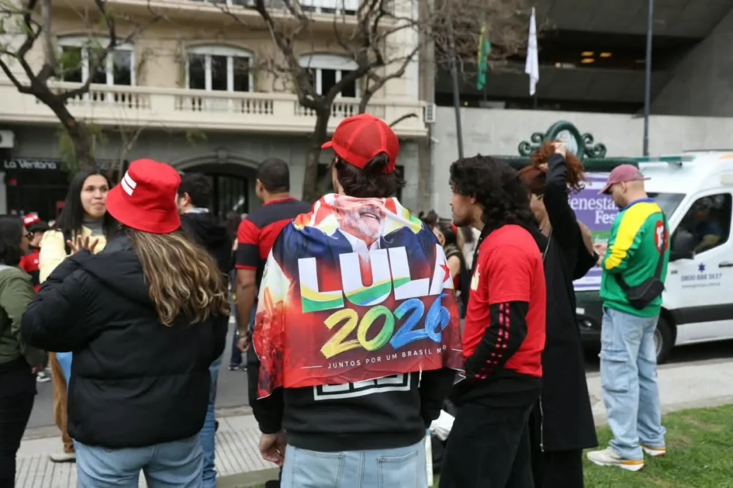 Votantes brasileños en la embajada de Brasil en Buenos Aires