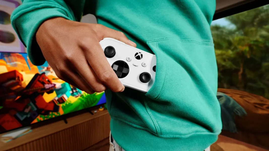 Mando Nano Controller de Xbox de tamaño compacto junto a una consola